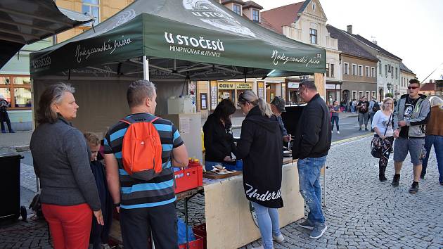 Náměstí bylo plné nejrůznějších stánků s dobrotami, nápoji, občerstvením či suvenýry