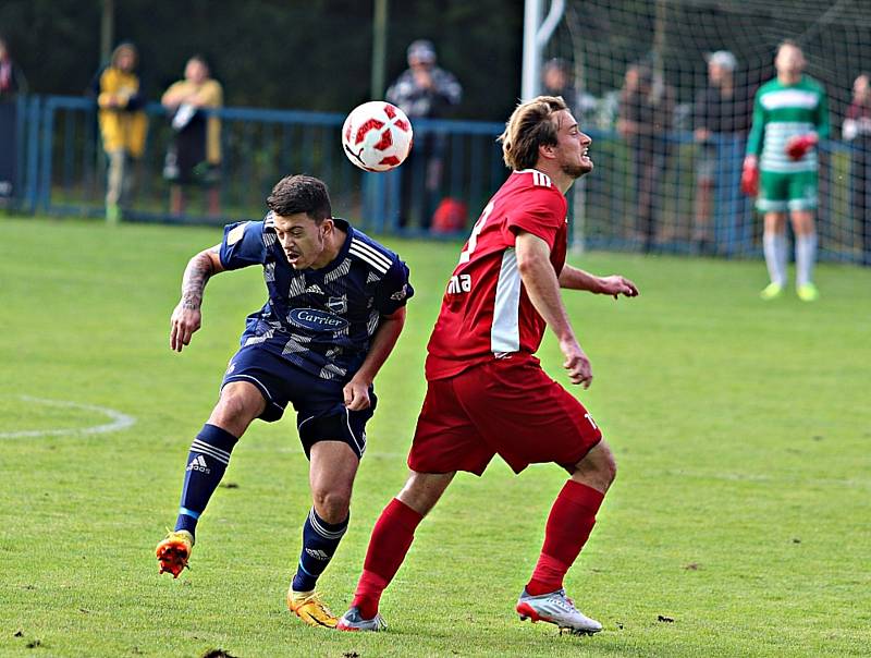 Fotbalisté TJ Sokol Radnice (na snímku hráči v červeném).