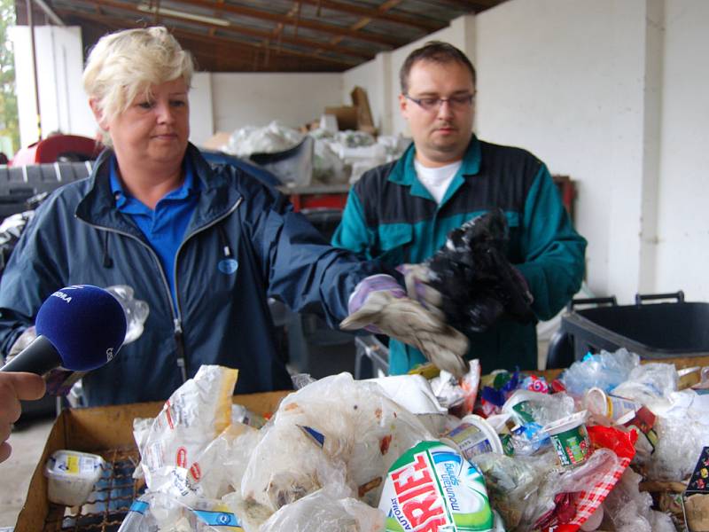 Z rokycanské Barákovy ulice putoval na skládku v Němčičkách obsah popelnic, které podrobili odborníci důkladnému rozboru. 