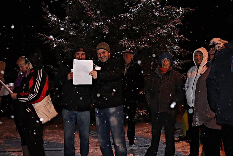 Ani husté sněžení neodradilo občany Břas od společného zpívání koled