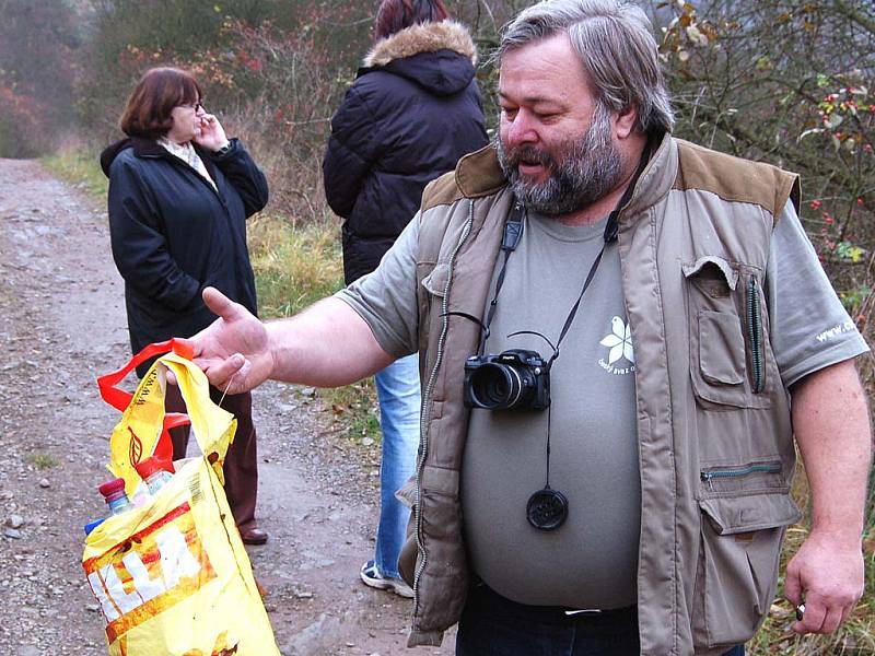 Hodně nadokresní rozměr má otevření chráněného území mezi Kamencem a Svatou Barborou. Němčovický starosta Karel Ferschmann ale hned s nalezenou taškou plnou PET lahví dokumentoval, že slušný vztah k přírodě není u lidí samozřejmý. 