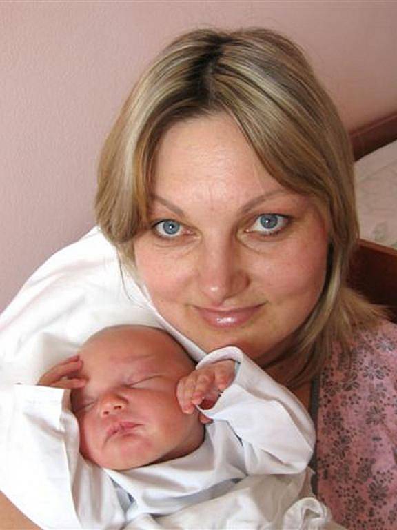 Matěj TŮMA z Rokycan se narodil ve FN v Plzni 28. března. Maminka Markéta a tatínek Radek mají už doma prvorozeného syna Šimona. Matěj vážil 3996 gramů, měřil 53 cm.