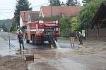 Po pátečním přívalovém dešti byla ještě v sobotu dopoledne v Mirošově neprůjezdná křižovatka u sokolovny.