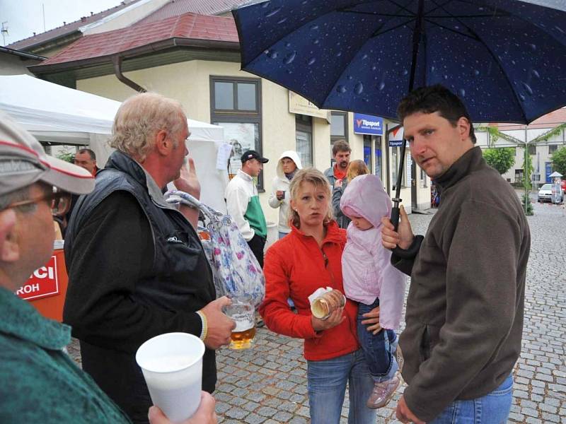 V proluce na zbirožském Masarykově náměstí  se během soboty a nedělo vystřídaly desítky muzikantů. 