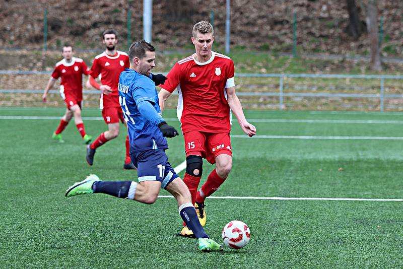 Fotbalisté TJ Sokol Radnice (v červeném) statečně vzdorovali vedoucímu Tachovu.