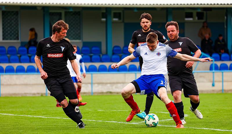 18. kolo I. B třídy, skupina C: Slovan Plzeň - Volduchy (černí) 1:4.