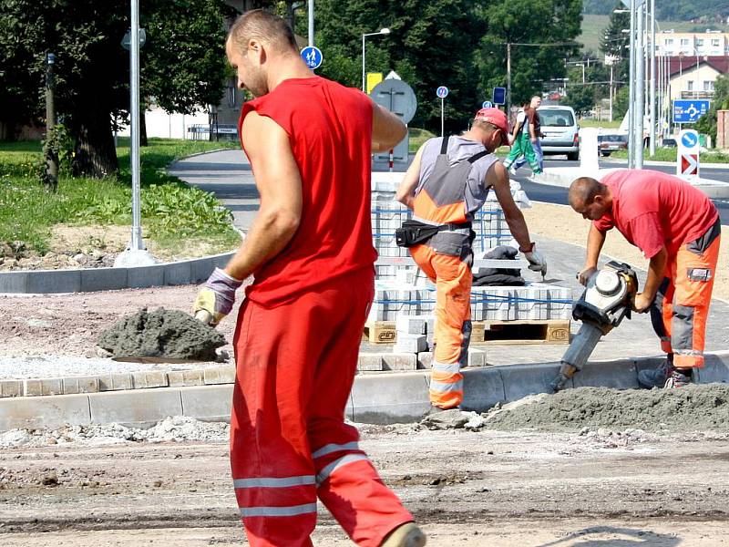 Kotelská ulice v Rokycanech  změnila  svou podobu od základu. Součástí jsou i nové chodníky a stání pro auta.  