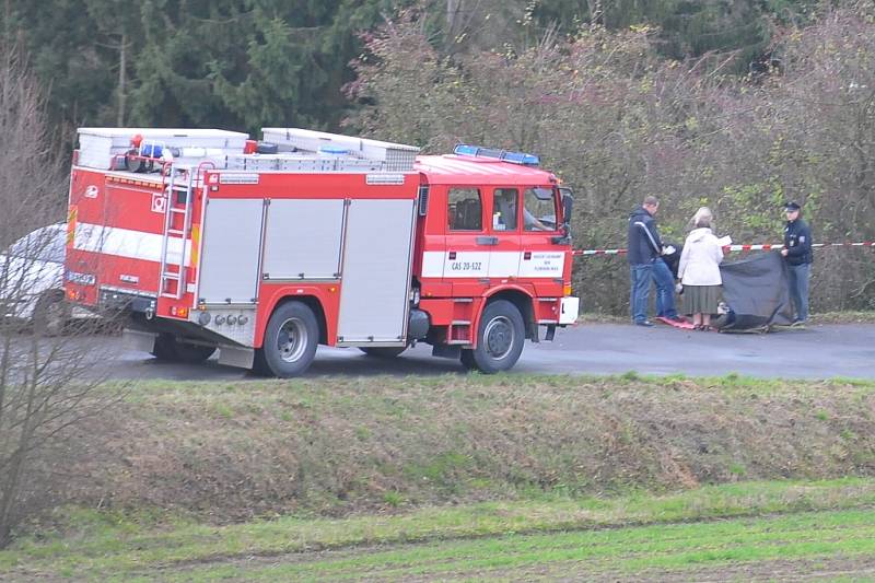 Po třinácté hodině vyjížděli k úmrtí nedaleko Skořic kriminalisté v doprovodu hasičů a policie ČR.