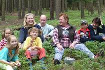 O víkendu uspořádala část členů SK Trokavec pro děti výlet do lesa. Spojený byl se sběrem borůvek a šišek.