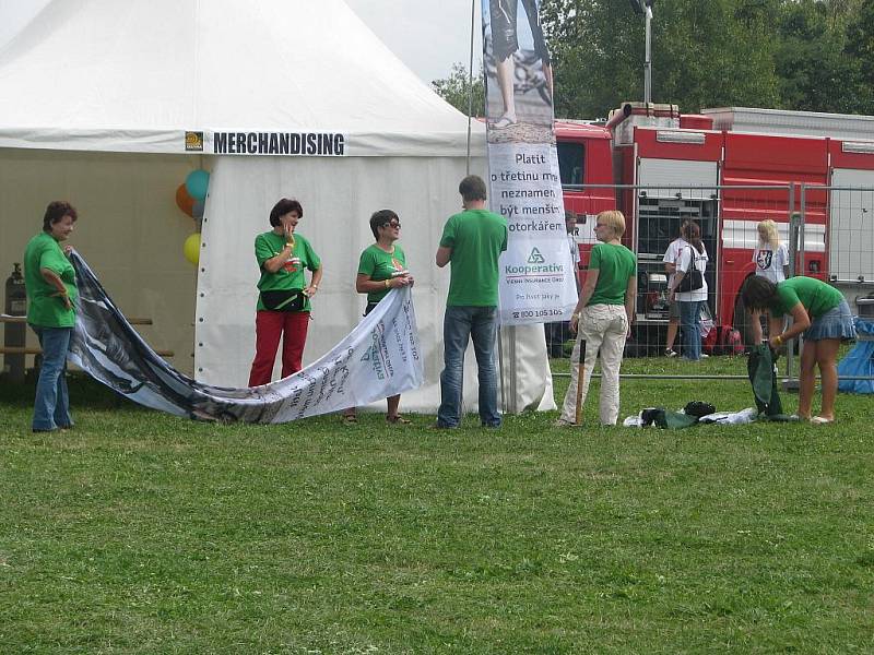 Rokycanské sportovní letiště je od pátečního odpoledne dějištěm dalšího festivalu. Přípravy byly pečlivé.