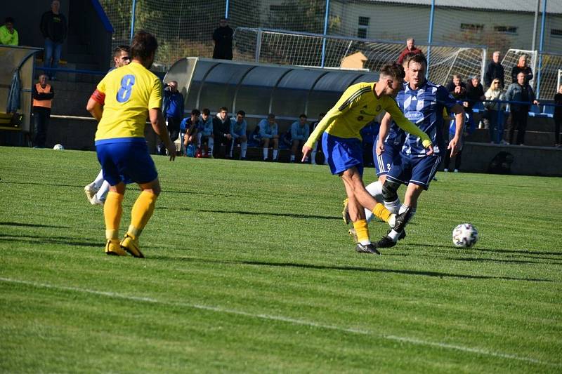 Fotbalisté TJ Slavoj Mýto (na archivních snímcích hráči v modrých dresech) porazili divizní Tochovice 3:1.