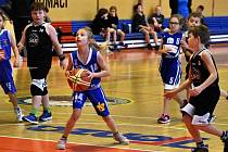 Malí basketbalisté SKB Rokycany (na snímku hráči a hráčky v černých dresech) na turnaji ve Strakonicích. V konkurenci dalších tří týmů turnaj opanovali.