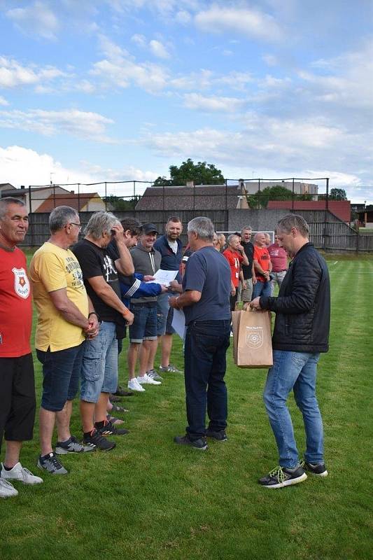 Slavnostní poděkování bývalým reprezentantům TJ Sokol proběhlo v poločasové přestávce zápasu proti Stříbru.