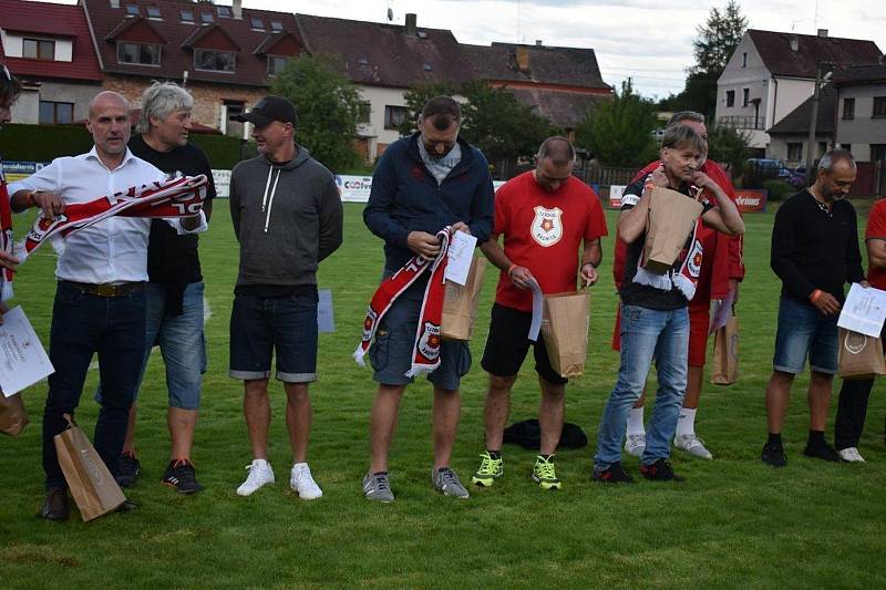 Slavnostní poděkování bývalým reprezentantům TJ Sokol proběhlo v poločasové přestávce zápasu proti Stříbru.