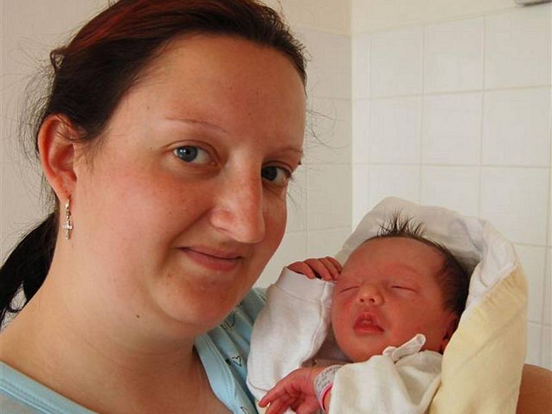 Sabina KUPCOVÁ ze Strašic se narodila 15. dubna, hodinu a deset minut po půlnoci. Maminka Miroslava a tatínek Jiří tušili, že jejich druhé dítě bude holčička. Doma už mají prvorozeného syna Alexe (7 let). Sabinka vážila při narození 2650 gramů.