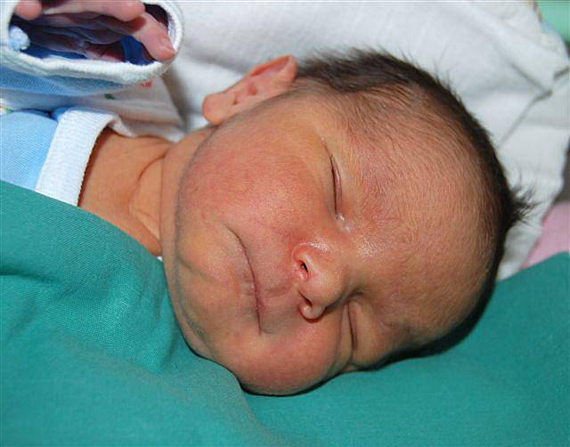 Adrian Naum Perez  z Hrádku  se narodil na sále rokycanské porodnice 21. prosince v půl desáté večer. Malý Adrian vážil při narození 2800 gramů, měřil 47 centimetrů.