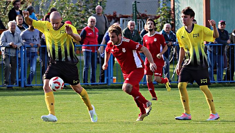 Fotbalisté TJ Sokol Radnice (na archivním snímku červení).