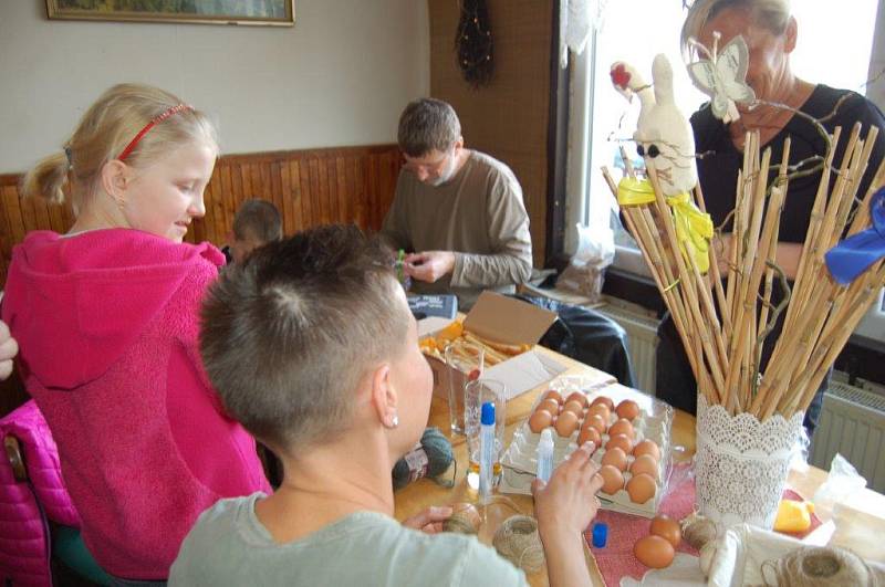 Restaurace Pod Rozhlednou u Kovohutí se v sobotu odpoledne proměnila ve výtvarnou dílnu.