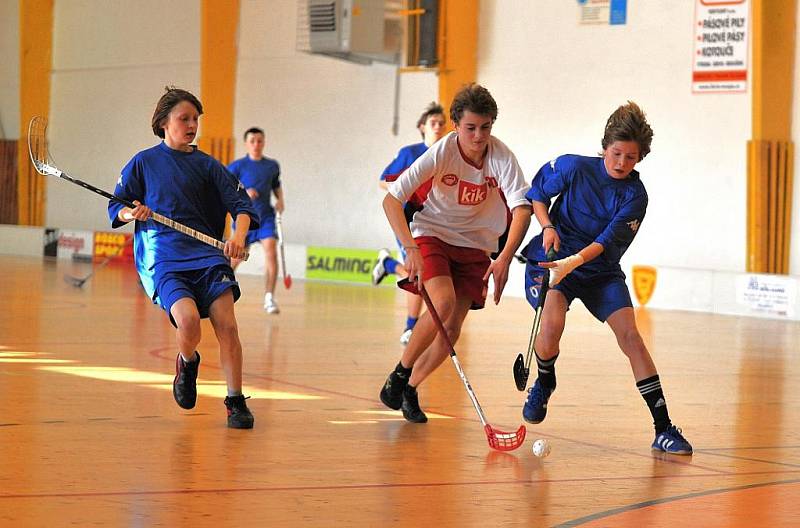 Z vítězství v zahajovacím utkání mistrovského florbalového turnaje se radovali starší žáci Radnic (v bílém).