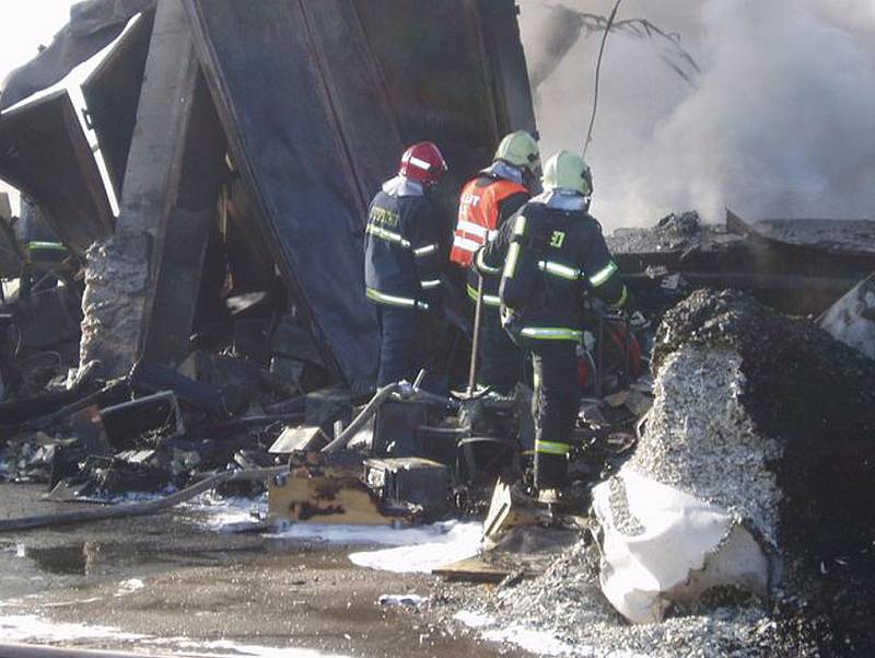 Desítky hasičů bojovaly v pondělí s požárem starých lednic v bývalých strašických kasárnách.