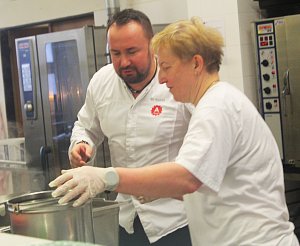 Kuchařky rokycanského gymnázia vařily s profesionálem Vítem Kudrnou