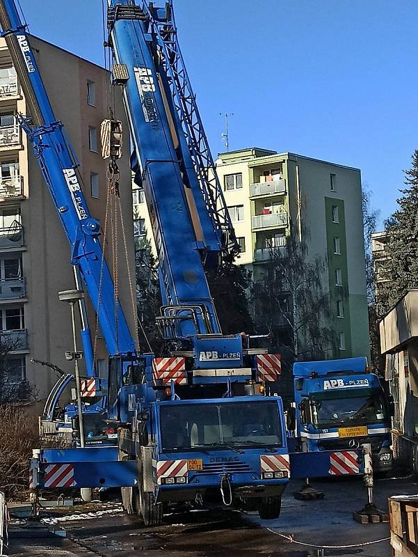 V sídlišti kolem ulice Na Pátku mají nyní sólo montéři.