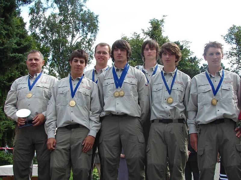 Česká reprezentace. Z leva jsou Milan Čubík (trenér ), David Chlumský (Praha ), Radim Karban (kapitán družtva), Jindra Kalivoda (Dobřív), Michal Němec (Strakonice ),  Lukáš Strarýchfojtů (Dolní Rožínka ) a Jakub Krpec (Opava ).