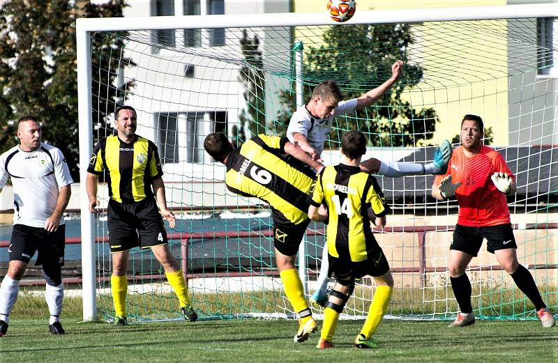 Hrádečtí fotbalisté (v bílém při podzimním mistrovském utkání se Skomelnem) se mohou pyšnit podporou fanoušků. Vyhráli okresní kolo ankety Deníku o nejpopulárnější klubu Rokycanska a postupují s Břasy do regionálního finále.