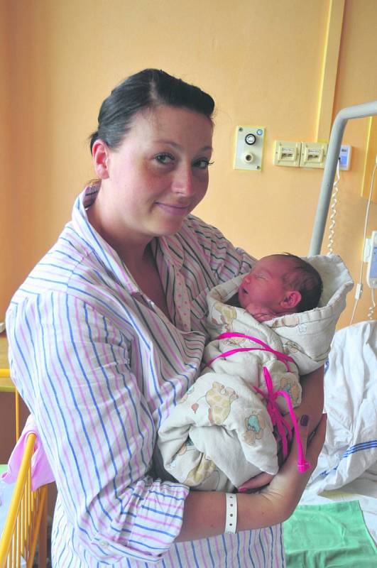 Lucie KOPOVÁ z Rokycan bude mít ve svém rodném listu datum narození 4. července. Narodila se tři minuty po 17. hodině. Maminka Jana Kopová a tatínek Petr Špaček věděli dopředu, že jejich první dítě bude holčička. Lucinka vážila 3970 gramů, měřila 52 cm.