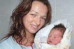 Adam FISCHER z Plzně se narodil 5. srpna. Přišel na svět hodinu a dvacet minut po půlnoci. Adámek vážil 3300 gramů, měřil 50 cm. Maminka Jana a její přítel Marcel věděli, že jejich první dítě bude chlapeček.