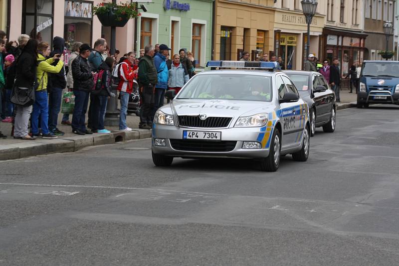 První policejní vozy přijíždějí na Masarykovo náměstí v Rokycanech.