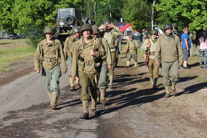 Do vojenského prostoru mezi Dobřívem a Strašicemi proududily tisíce návštěvníků.