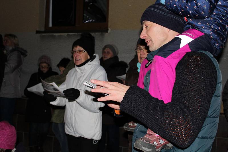 I přes silný vítr dorazilo do Břas 317 zpěváků. Společně si zazpívali několik vánočních koled a zahřáli se u svařeného vína a čaje. Předvánoční atmosféru dokreslil ohňostroj.