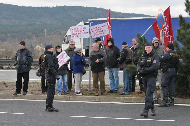 Ve Svojkovicích čekalo na vojáky několik protestujících, které hlídala Policie ČR.