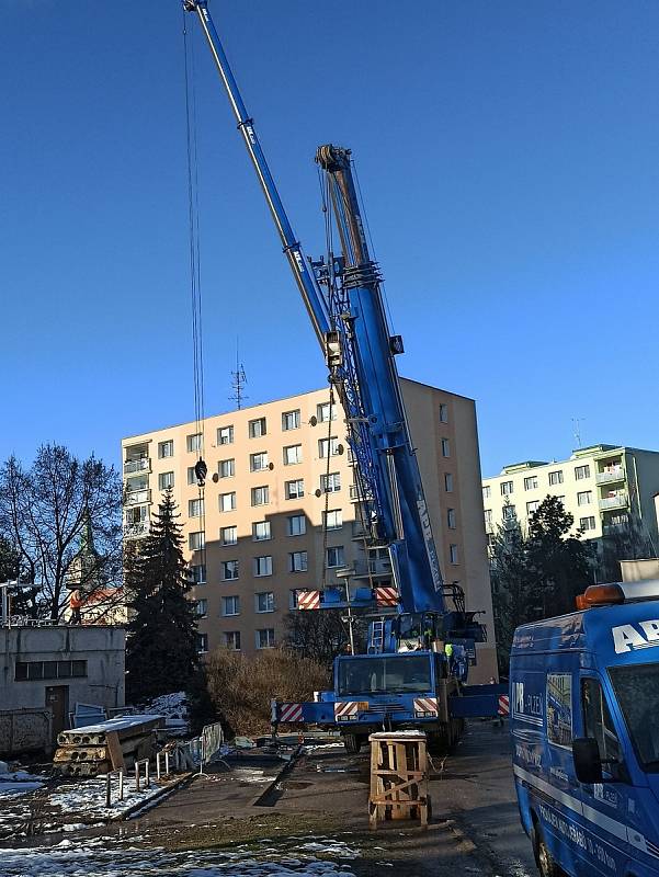 V sídlišti kolem ulice Na Pátku mají nyní sólo montéři.