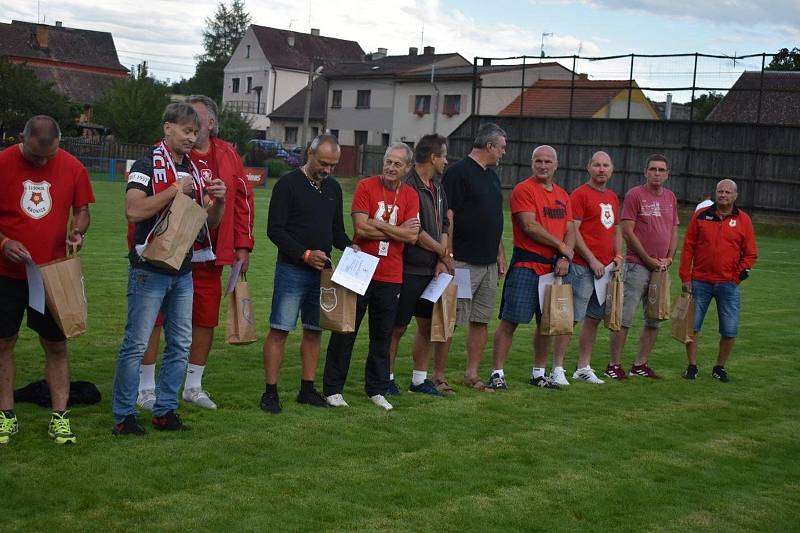 Slavnostní poděkování bývalým reprezentantům TJ Sokol proběhlo v poločasové přestávce zápasu proti Stříbru.