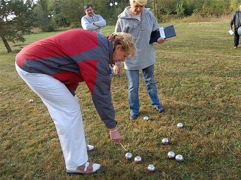 Při čtvrtečním turnaji v petanque si to v mirošovské Harmonii rozdali reprezentanti ústavů se sociálním zaměřením z Liblína, Zvíkovce, Zbůchu, Zavidova, Bystřice nad Úhlavou, Leontýny a domácí.