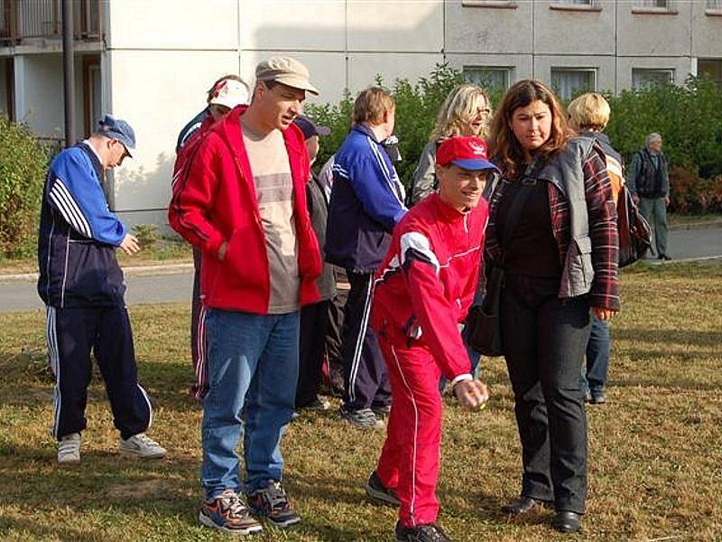 Při čtvrtečním turnaji v petanque si to v mirošovské Harmonii rozdali reprezentanti ústavů se sociálním zaměřením z Liblína, Zvíkovce, Zbůchu, Zavidova, Bystřice nad Úhlavou, Leontýny a domácí.