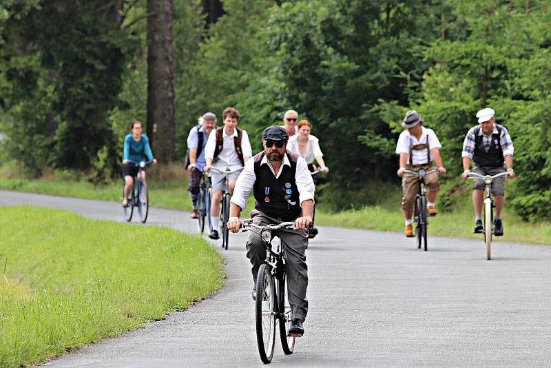 Sraz příznivců a majitelů historických bicyklů se konal v obci u Rokycan