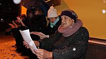Ani husté sněžení neodradilo občany Břas od společného zpívání koled