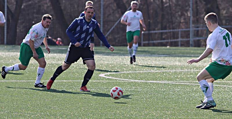 Při jarní premiéře krajské 1. B třídy musely Radnice B na umělku do Rokycan. Podlehly tu Mladoticím 1:5. Foto Jaroslav Kreisinger