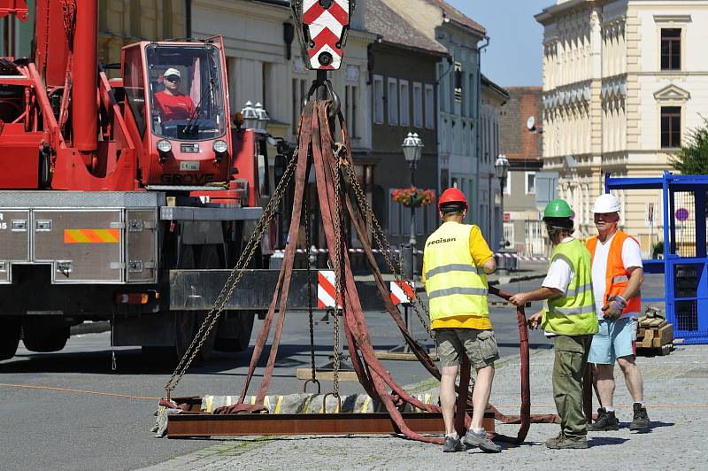 Rokycanská radnice přišla v neděli o pár metrů ze své výšky