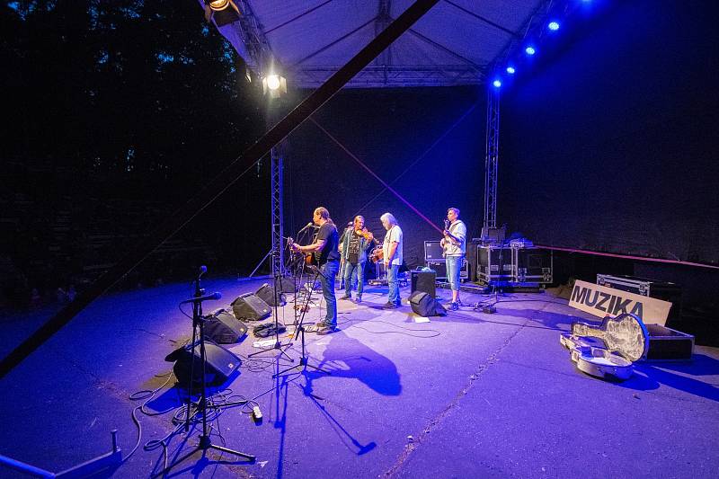 Muzika v Hrádku oslovila sedm kapel, fanoušci zaplnili areál přírodního kina