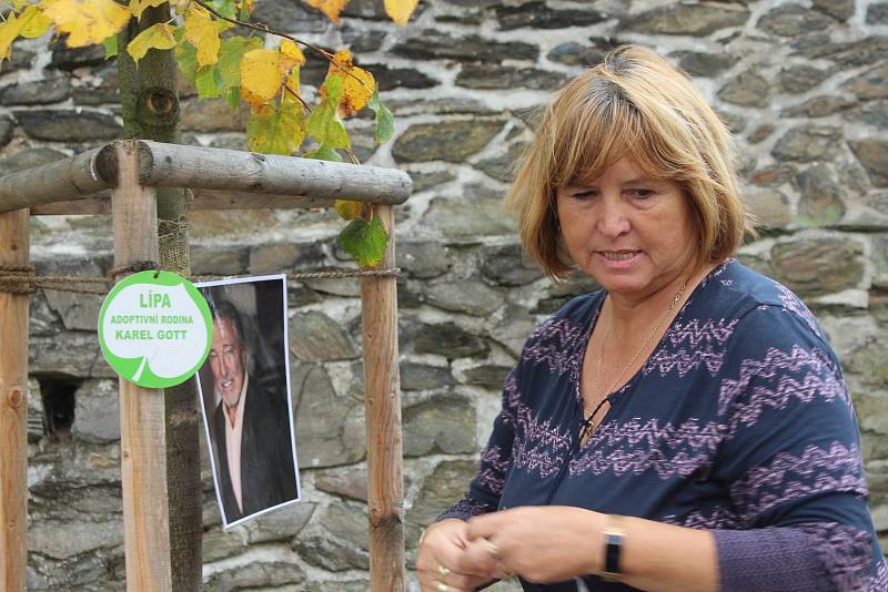 Pietní místo vzniklo v centru Újezdu u Svatého Kříže. Gottovu fotografii připevnila starostka Alena Manková k lípě, o kterou se starala umělcova rodina.