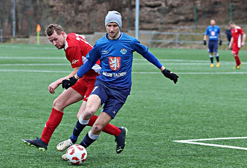 Fotbalisté TJ Sokol Radnice (v červeném) statečně vzdorovali vedoucímu Tachovu.