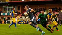 Fotbalisté FC Rokycany (na archivním snímku hráči v zelenočerných dresech) remizovali ve středeční dohrávce 3. kola FORTUNA divize A s Aritmou Praha 2:2.