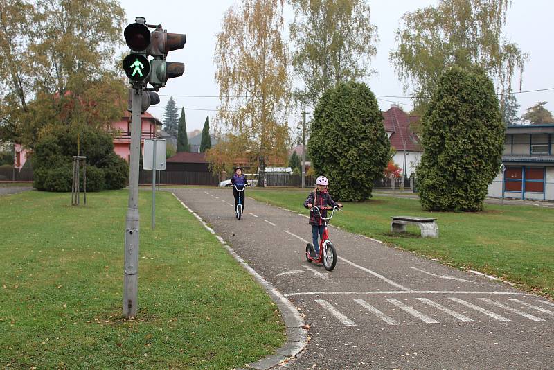 Žáci z Mirošova a Dýšiné se včera setkali na dětském dopravním hřišti.