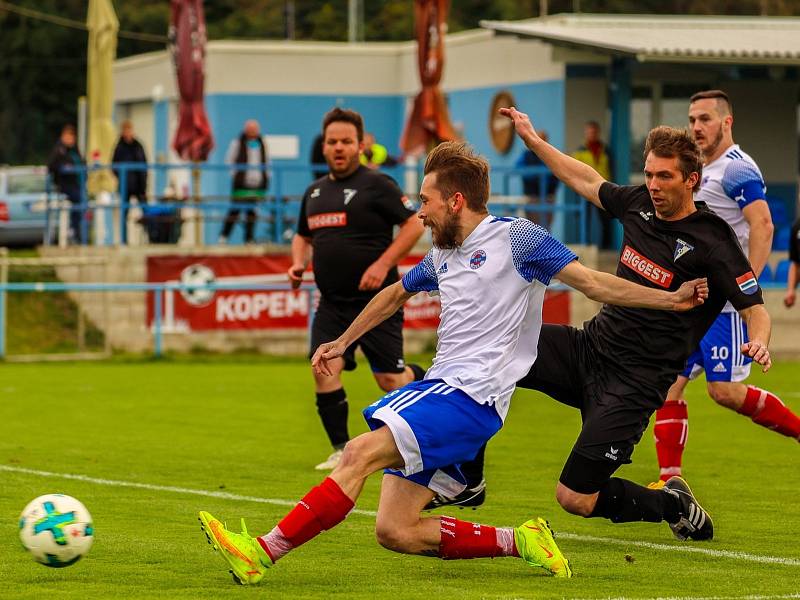 18. kolo I. B třídy, skupina C: Slovan Plzeň - Volduchy (černí) 1:4.