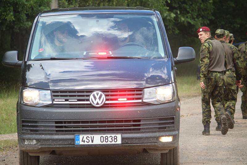 Prostor za Strašicemi byl dějištěm neveřejné přehlídky armádní techniky.