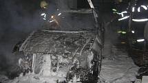 Požár ohrozil i budovu veřejných záchodků na Masarykově náměstí. Škody se tak vyšplhaly na devět set tisíc korun. 